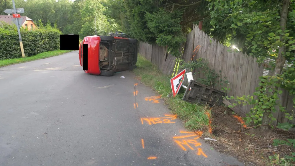 Žák autoškoly nezvládl jízdu a havaroval. Auto otočil na bok