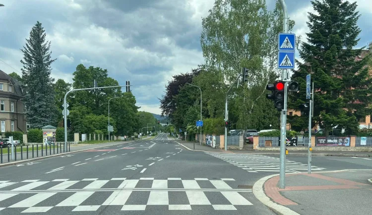 Semafory u jablonecké přehrady v novém režimu. Kvůli sběru dat poběží bez přerušení