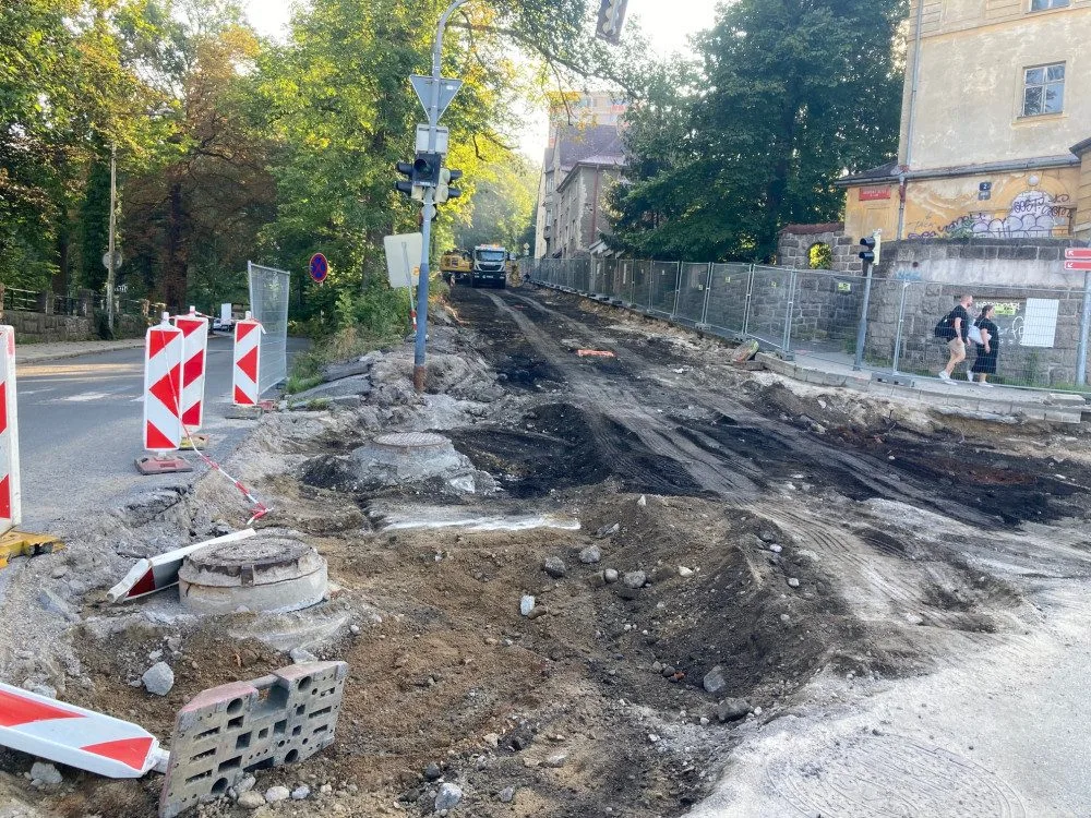 Dvorská ulice v Liberci, hlavní přístupová cesta na Králův háj, se dopravě otevře až začátkem října