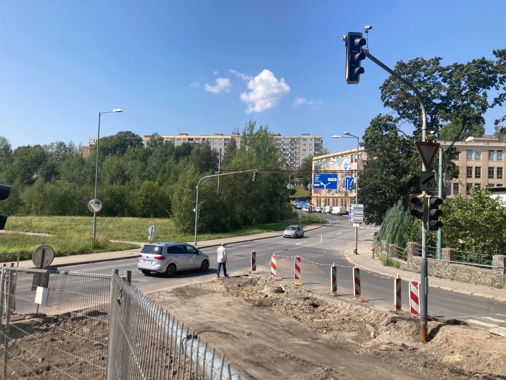 Dvorská ulice v Liberci, hlavní přístupová cesta na Králův háj, se dopravě otevře až začátkem října