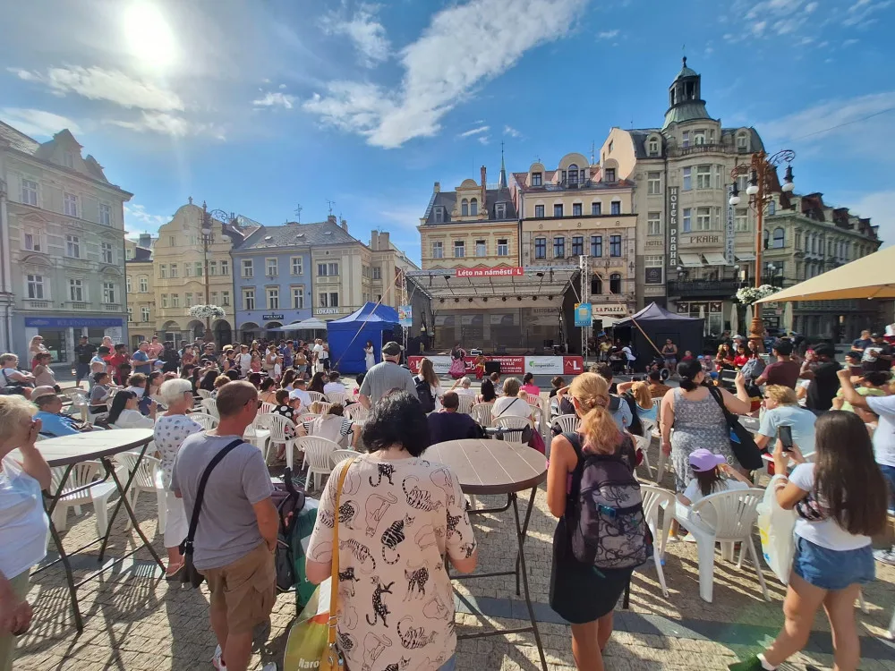 Festival národnostních menšin láká před libereckou radnici na ukázku cizích kultur i ochutnávku specialit