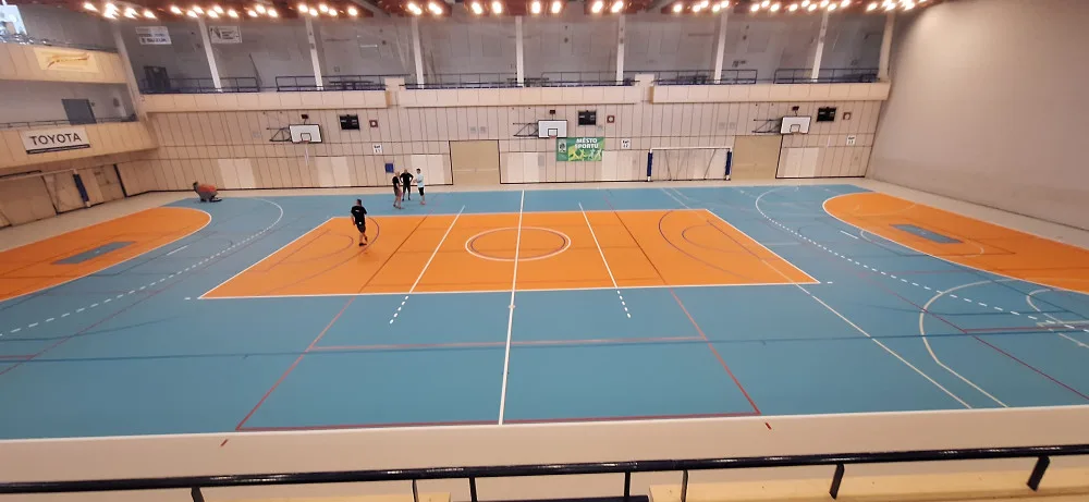 Jablonecká městská hala má novou a moderní palubovku