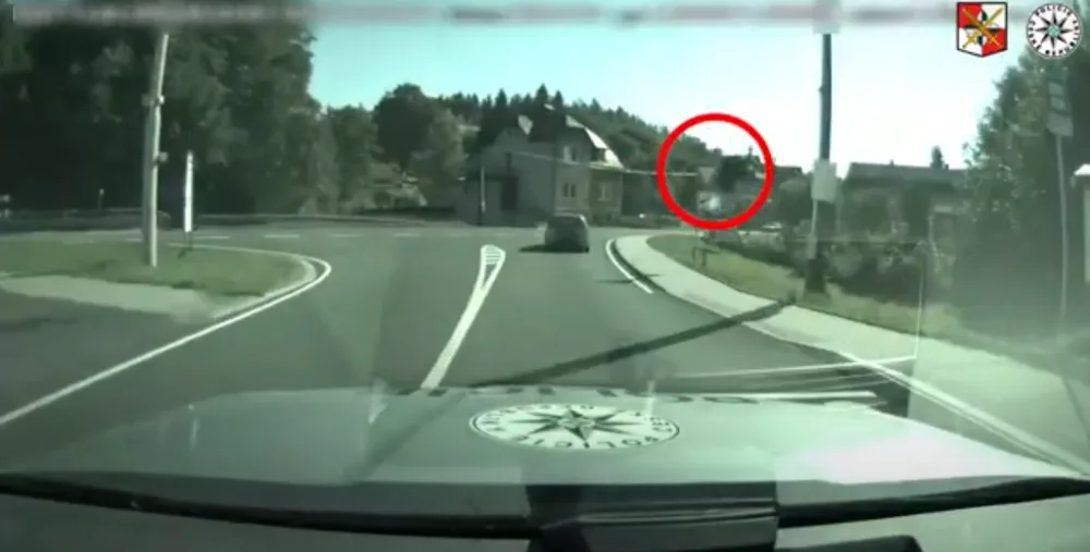 Honička jako z akčního filmu. Na Jablonecku pronásledovala policie prchajícího řidiče, skončil ve vazbě