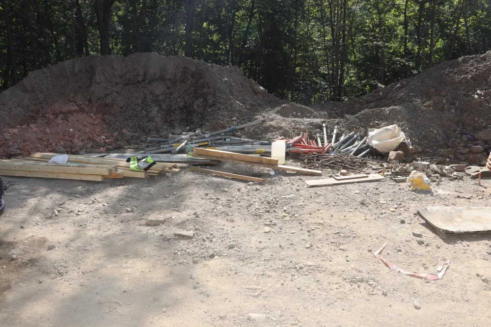 Z opravované silnice na Semilsku ukradl zloděj betonářské bednění za 600 tisíc korun.