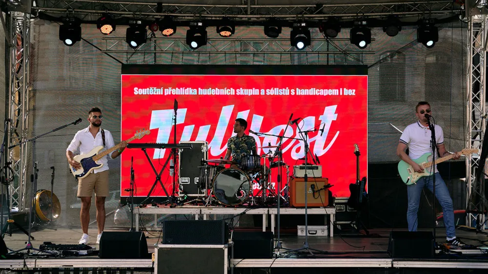 Náměstí před libereckou radnicí bude patřit Tulifest. Láká na soutěž kapel, program pro rodiny i hity Rammsteinů