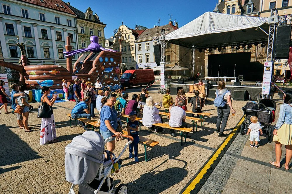Náměstí před libereckou radnicí bude patřit Tulifest. Láká na soutěž kapel, program pro rodiny i hity Rammsteinů