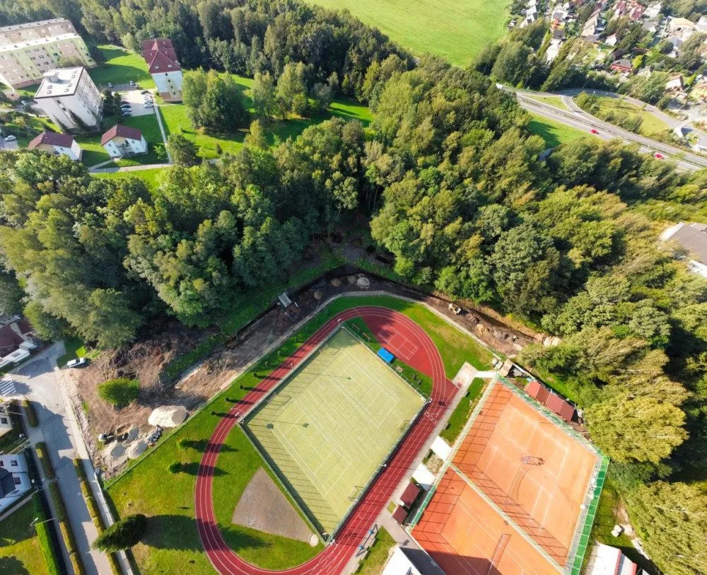 Mezi Střeleckým vrchem a sportovním areálem Spartak vzniká v Chrastavě soustava tůní a relaxační zóna