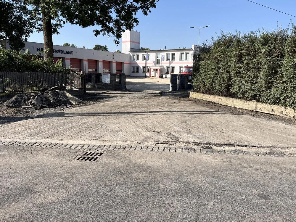 Oprava plochy před hasičskou zbrojnicí ve Frýdlantě finišuje pokládkou asfaltu.