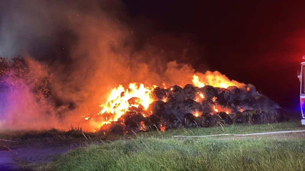 V Bulovce v noci hořelo na 250 balíků sena, cizí zavinění bude zkoumat vyšetřovatel