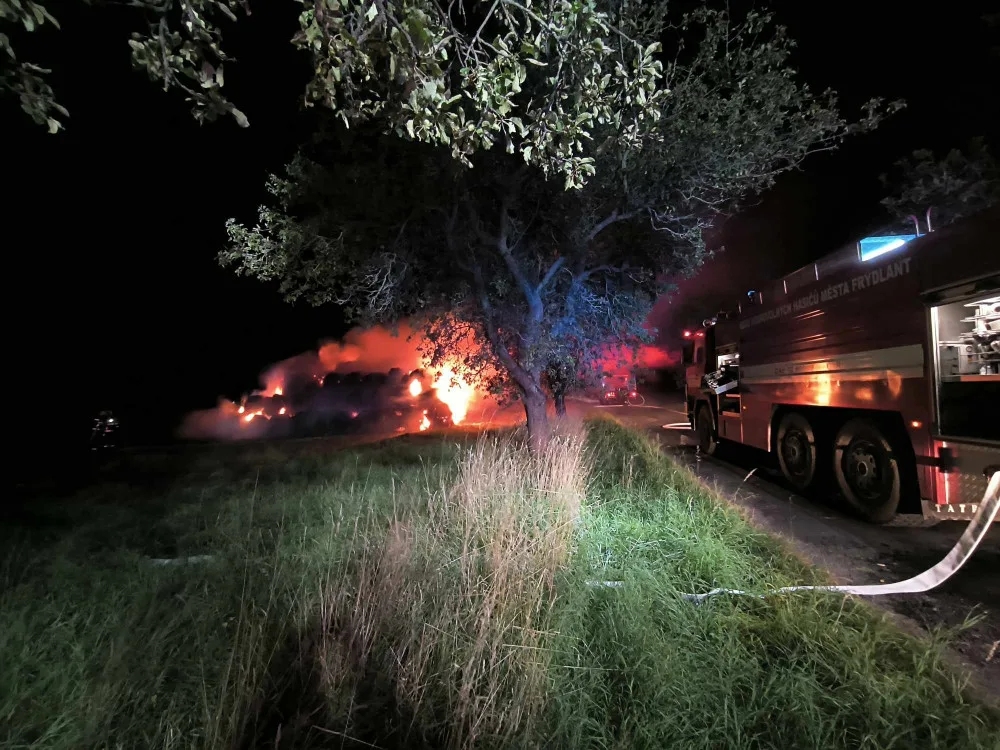 V Bulovce v noci hořelo na 250 balíků sena, cizí zavinění bude zkoumat vyšetřovatel
