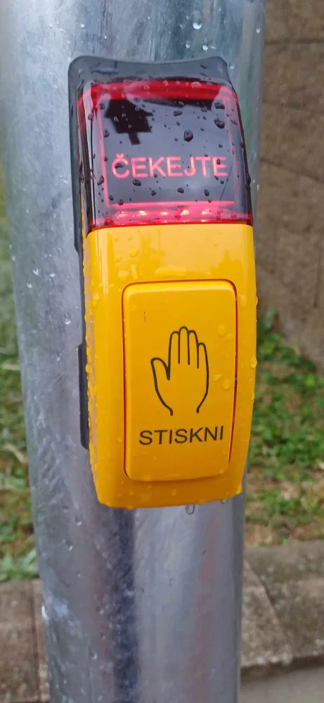 Raspenava nechala u školy instalovat semafor, zaručí bezpečnější přecházení frekventované silnice