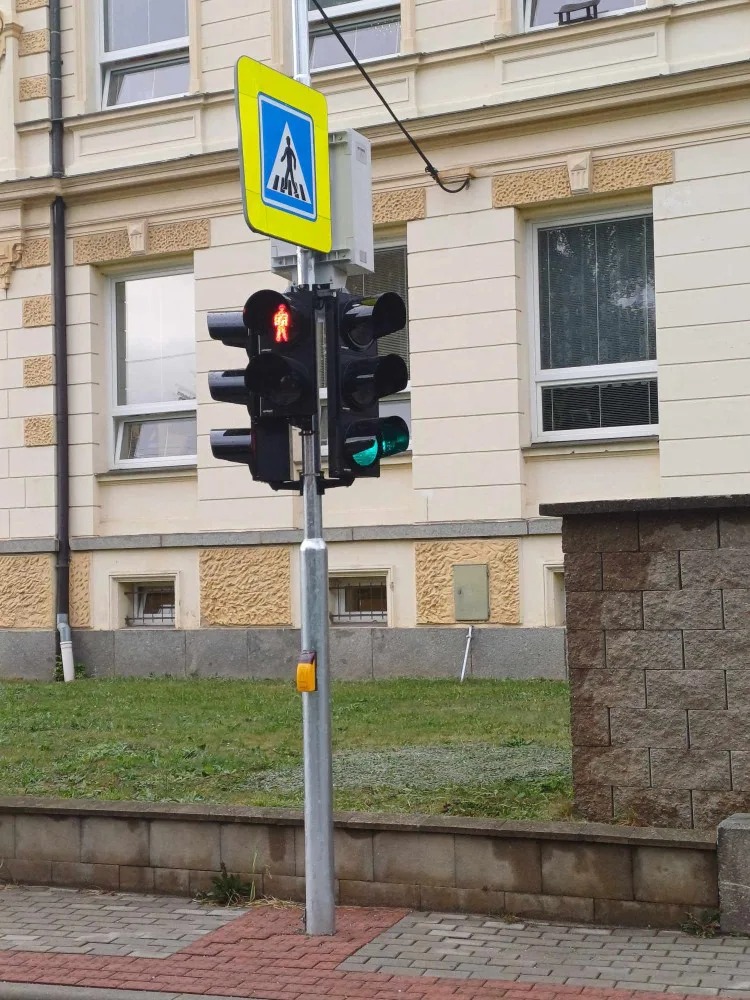 Raspenava nechala u školy instalovat semafor, zaručí bezpečnější přecházení frekventované silnice
