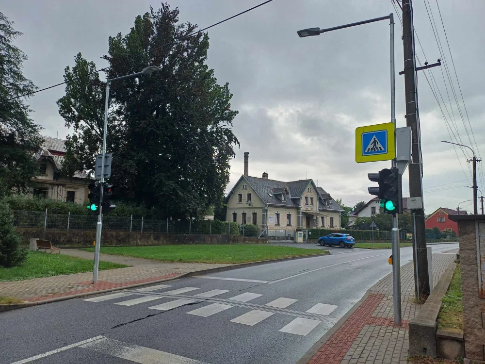 Raspenava nechala u školy instalovat semafor, zaručí bezpečnější přecházení frekventované silnice