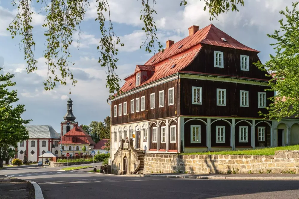 Dotace kraje pomůže s obnovou cibulovité báně kostela v Žandově i sklářského muzea v Kamenickém Šenově