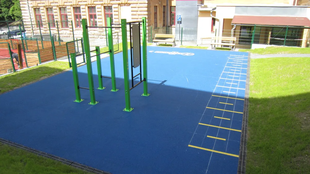 Sportoviště u ZŠ 5. května v Liberci se po 30 letech dočkalo modernizace, děti už tam zase mohou sportovat