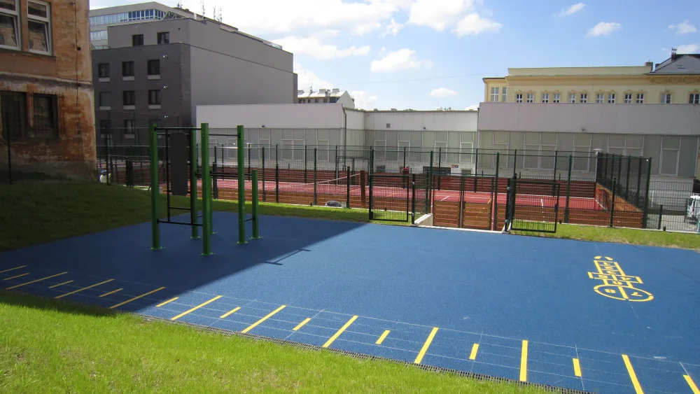 Sportoviště u ZŠ 5. května v Liberci se po 30 letech dočkalo modernizace, děti už tam zase mohou sportovat