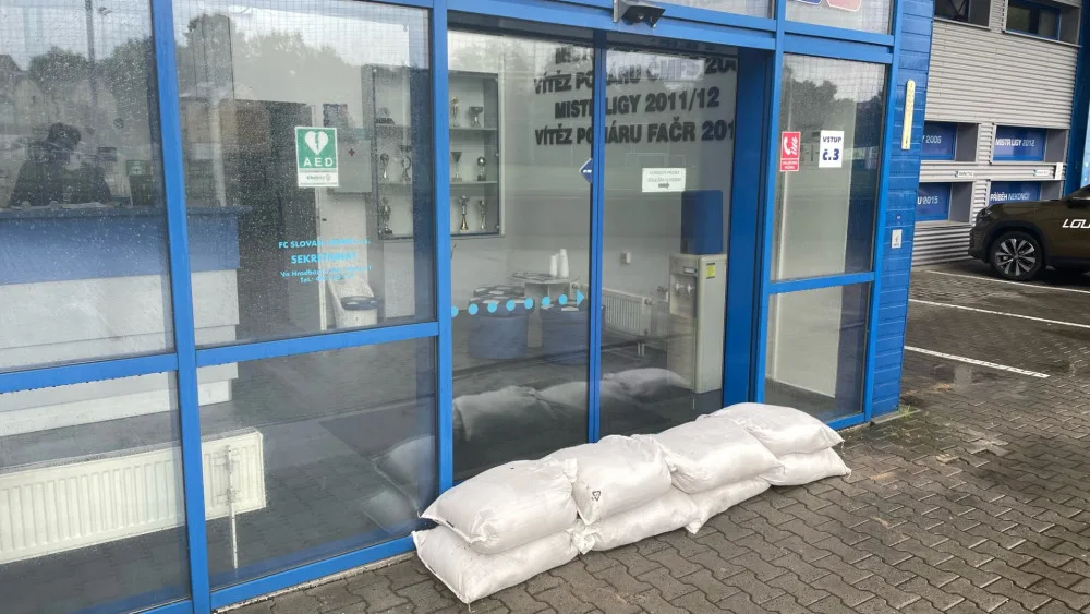 Víkendové zápasy fotbalové ligy byly kvůli hrozícím povodním odloženy. Slovan se připravuje na vodu