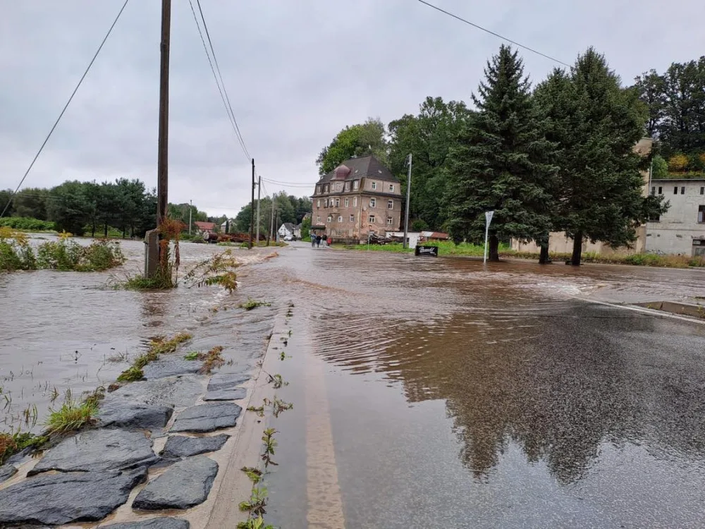 Višňovou voda odřízla, voda se začala vylévat z koryta i v Hejnicích a Raspenavě