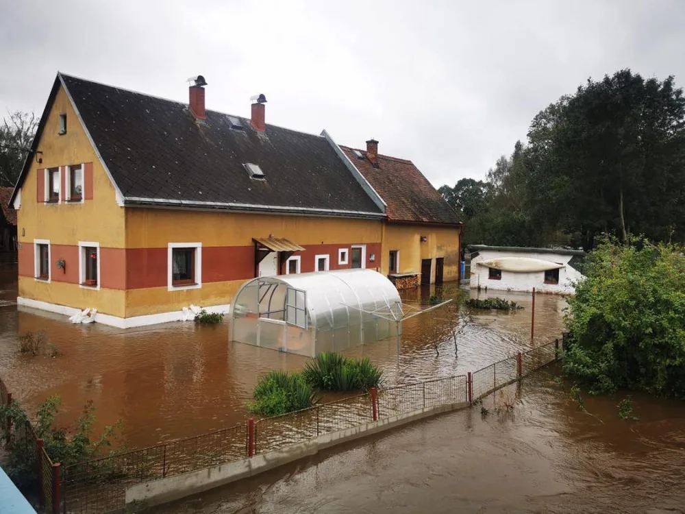 Višňovou voda odřízla, voda se začala vylévat i jinde. Velká voda se přesunuje dál po proudu