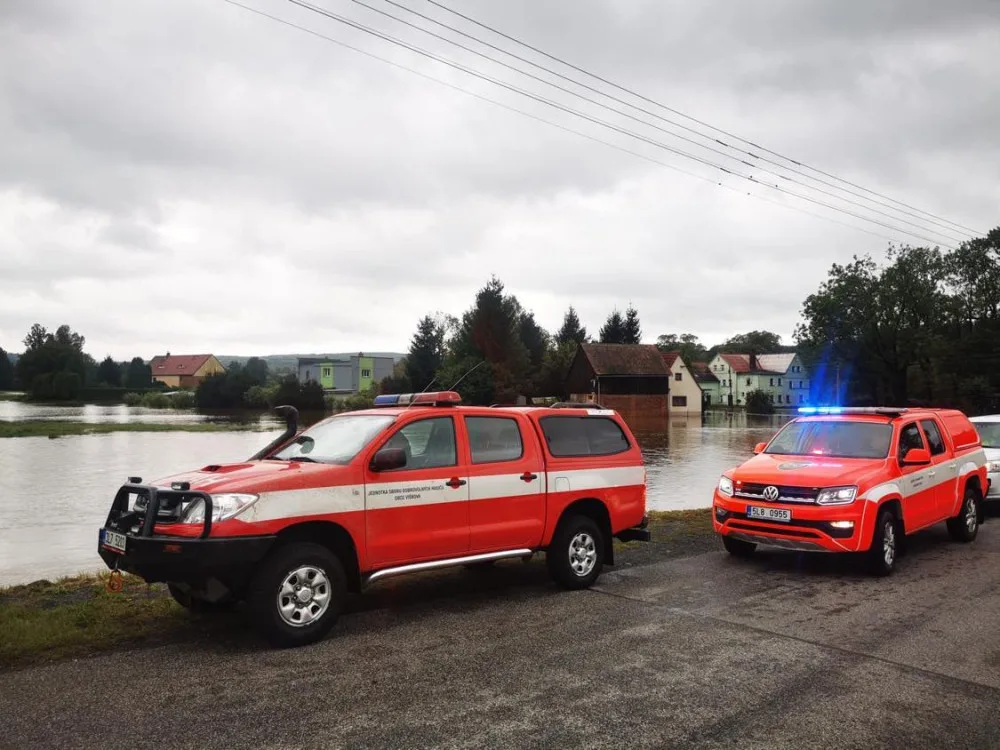 Višňovou voda odřízla, voda se začala vylévat i jinde. Velká voda se přesunuje dál po proudu