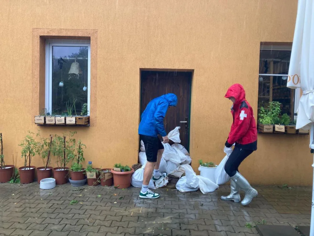 Hladina Smědé rychle stoupá. Starosta Hejnic vyhlásil všeobecnou výstrahu, ve hře je evakuace obyvatel