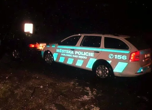 Jablonečtí policisté nalezli na zemi v centru města dva muže. Jeden nadýchal téměř 5 promile, druhý bojoval o život