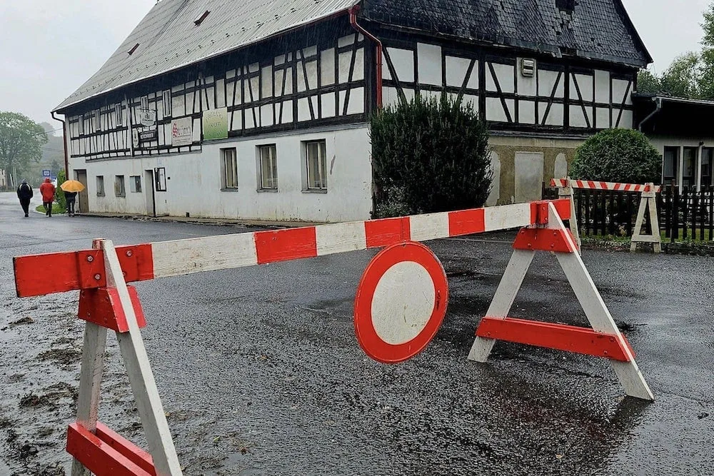 Na Smědé ve Višňové na Liberecku je stále stav ohrožení, hladina řeky ale klesá