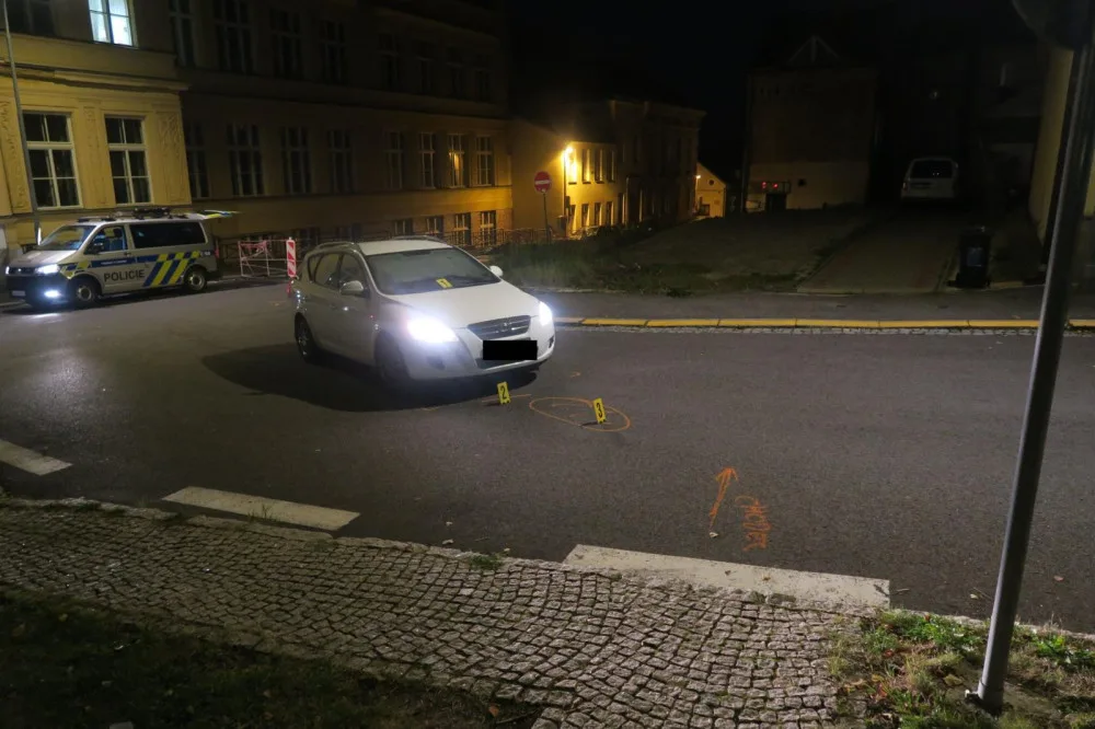 Chodce přecházejícího mimo přechod srazilo auto. Nadýchal čtyři a půl promile