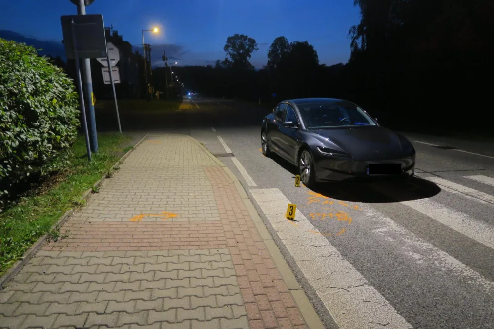 Nehoda na přechodu ve Smržovce. Řidič srazil nezletilou dívku