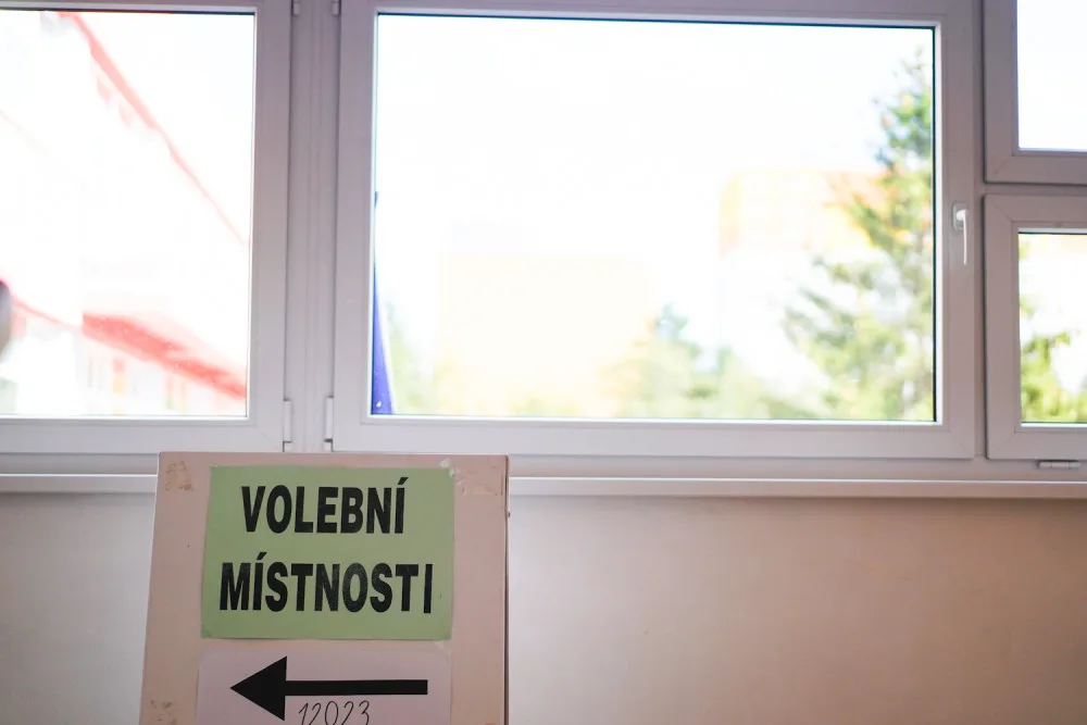 Druhý den voleb začíná. Lidé si volí nové krajské zastupitele i senátory.