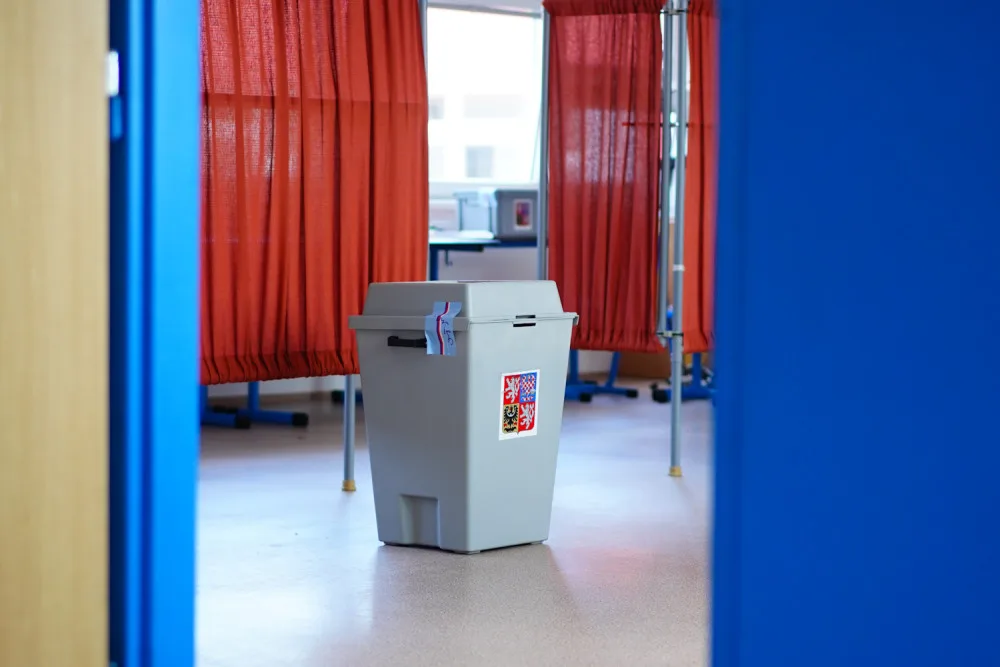 Volební místnosti se uzavřely. Začalo sčítání.