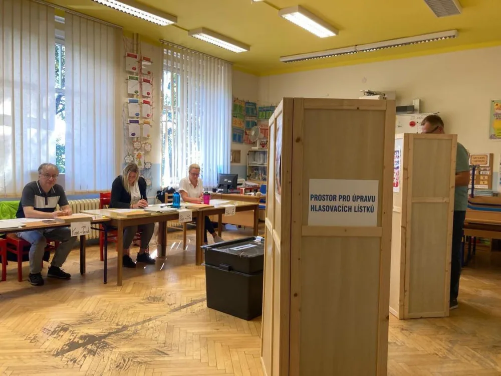 VOLBY 2024: Volební místnosti se otevřely. V Libereckém kraji voliči vybírají z 544 kandidátů, post hejtmana obhajuje Martin Půta
