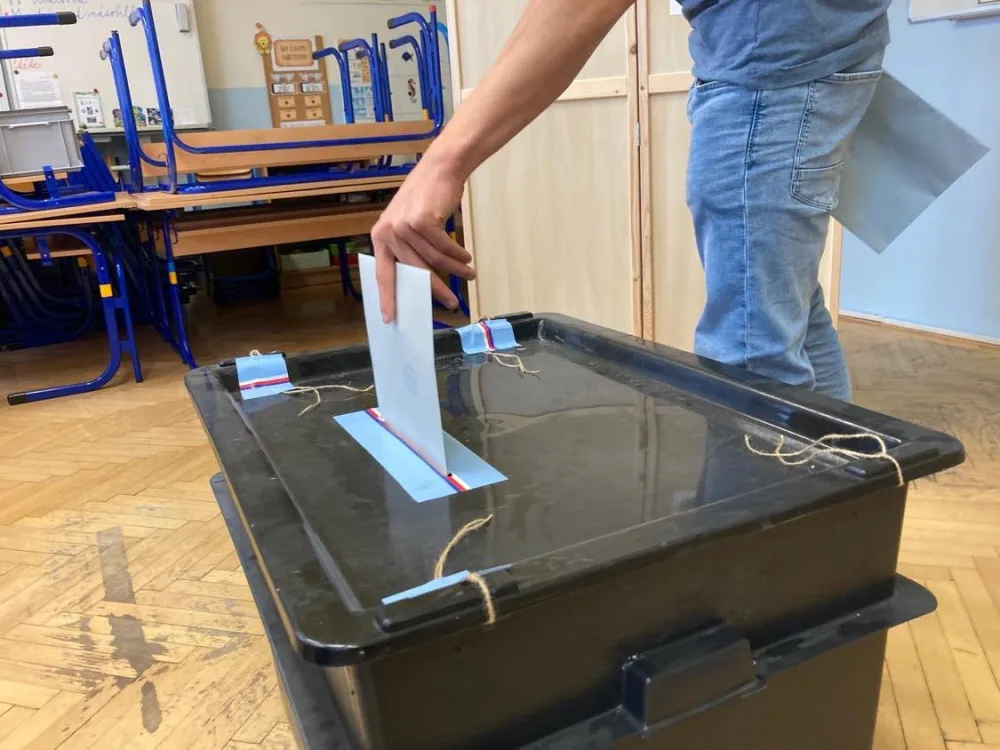 VOLBY 2024: Volební místnosti se otevřely. V Libereckém kraji voliči vybírají z 544 kandidátů, post hejtmana obhajuje Martin Půta
