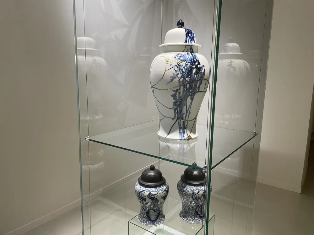Čínské umění českého původu. V galerii Lázně jsou k vidění malované porcelánové vázy i obraz na hedvábí
