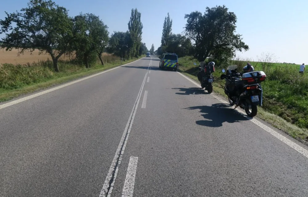 Mezi Jestřebím a Dubou havaroval motorkář. Policisté v souvislosti s nehodou pátrají po řidiči modrého BMW