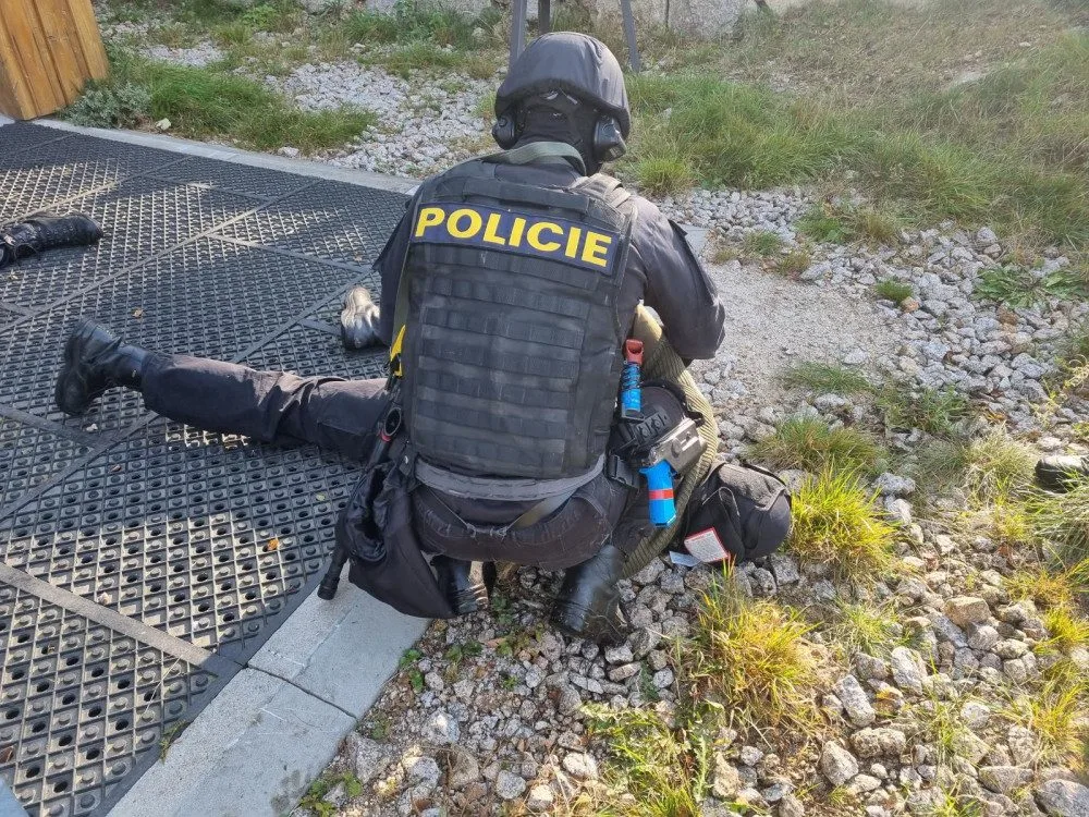 Policisté v Bedřichově zneškodnili střelce a pátrali po ozbrojeném pachateli a pohřešovaných. Vše v rámci taktického cvičení