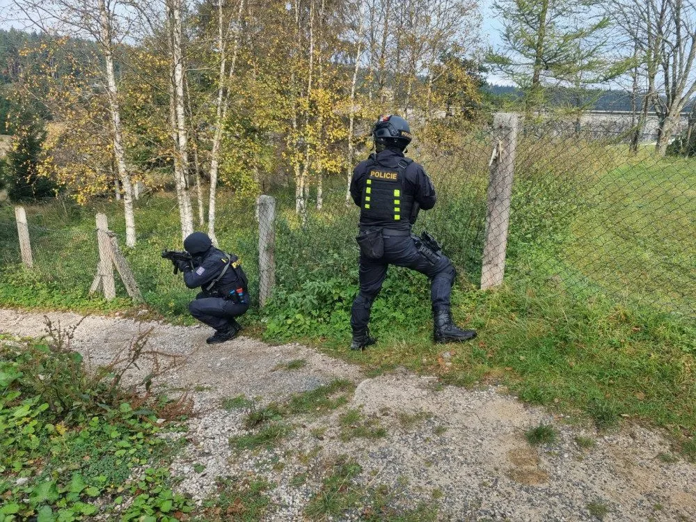 Policisté v Bedřichově zneškodnili střelce a pátrali po ozbrojeném pachateli a pohřešovaných. Vše v rámci taktického cvičení