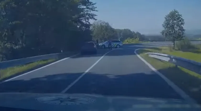 Zfetovaný řidič ujížděl před policejní hlídkou. Zastavil ho až policejní zátaras na Albrechťáku