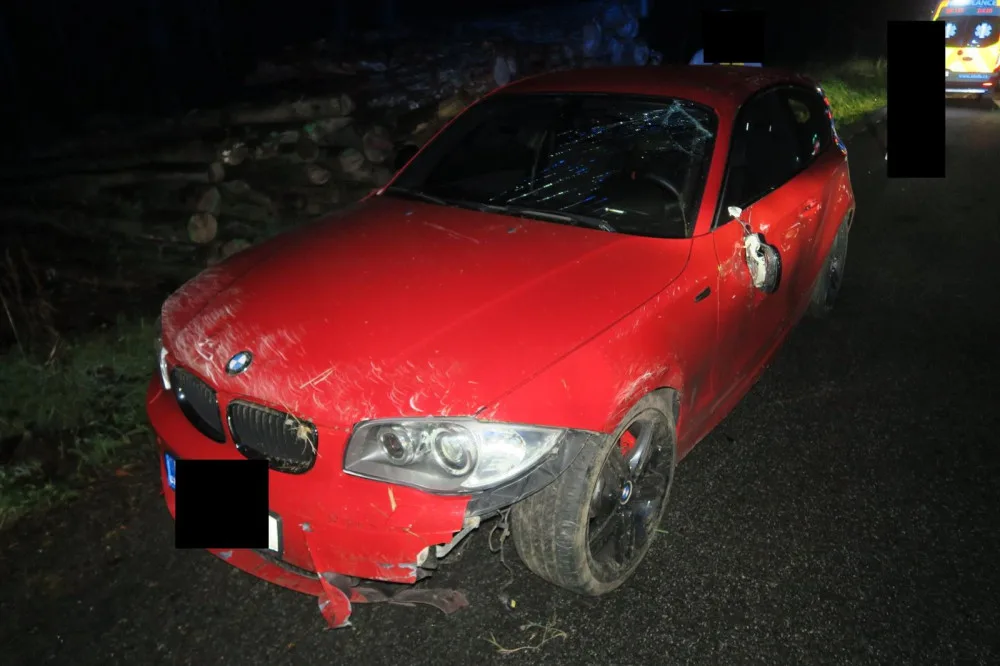 Mladá řidička na Jablonecku převrátila auto na střechu a skončila v nemocnici