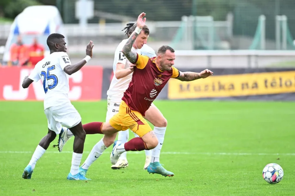 Slovan veze 3 body z Julisky po fantastickém druhém poločase. Obrat řídil Letenay.