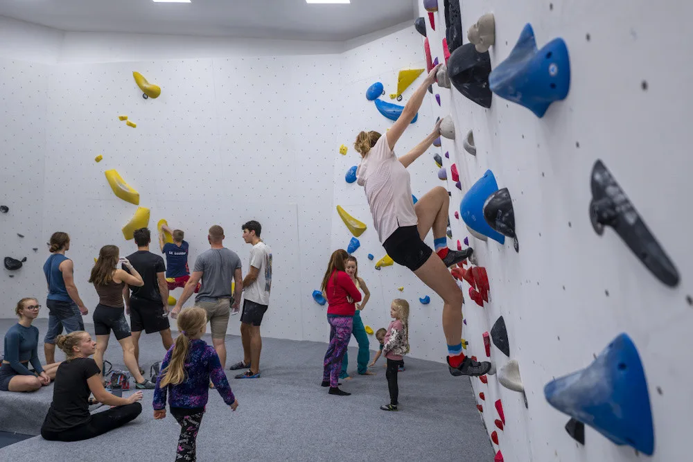 Boulderistka Jana Švecová otevřela novou lezeckou halu v Liberci