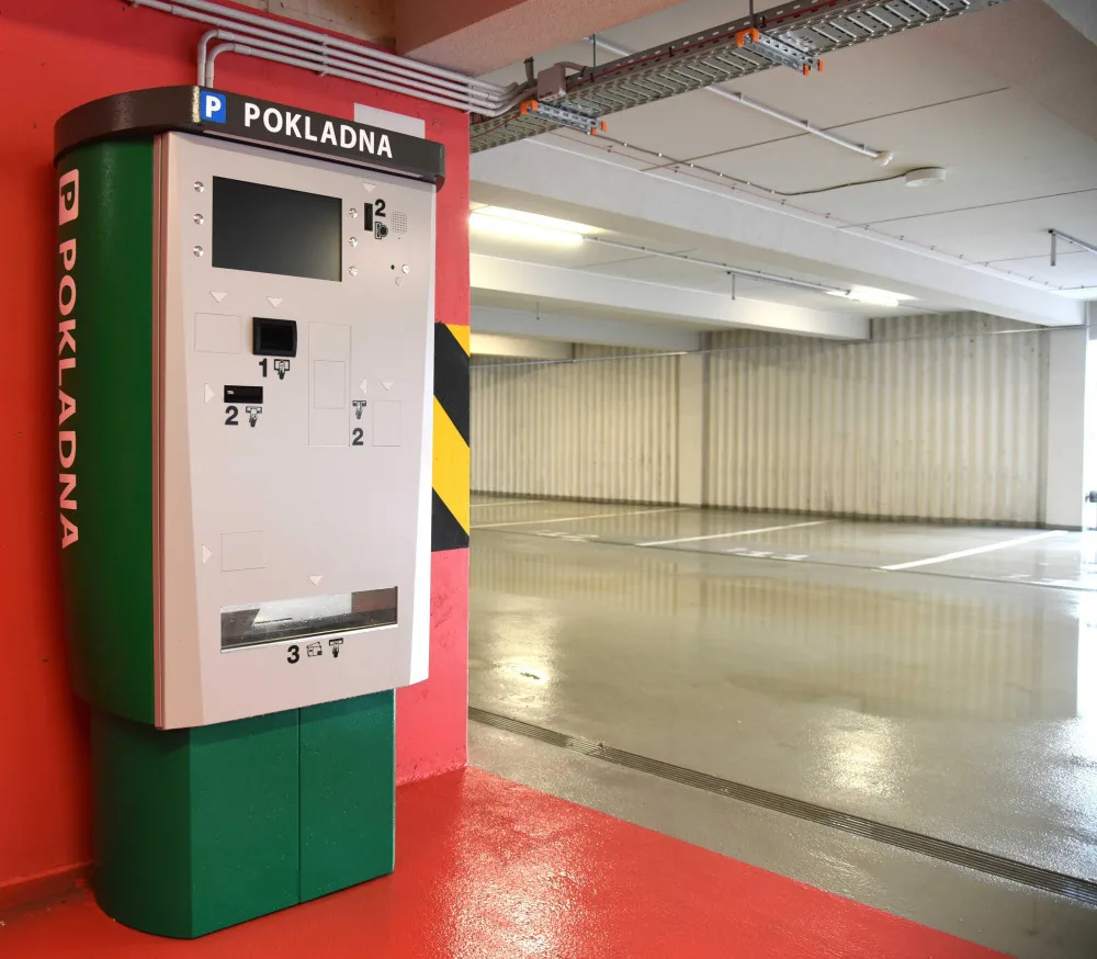 Automat na jízdenky MHD v novém parkovacím domě končí. Nebyl zájem