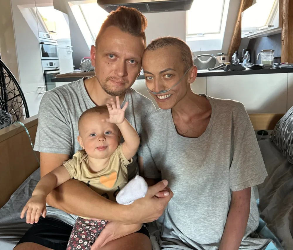 Z porodnice na chemoterapii: mladá maminka podlehla rakovině, zůstala po ní několika měsíční holčička. Přátele na ni pořádají sbírku
