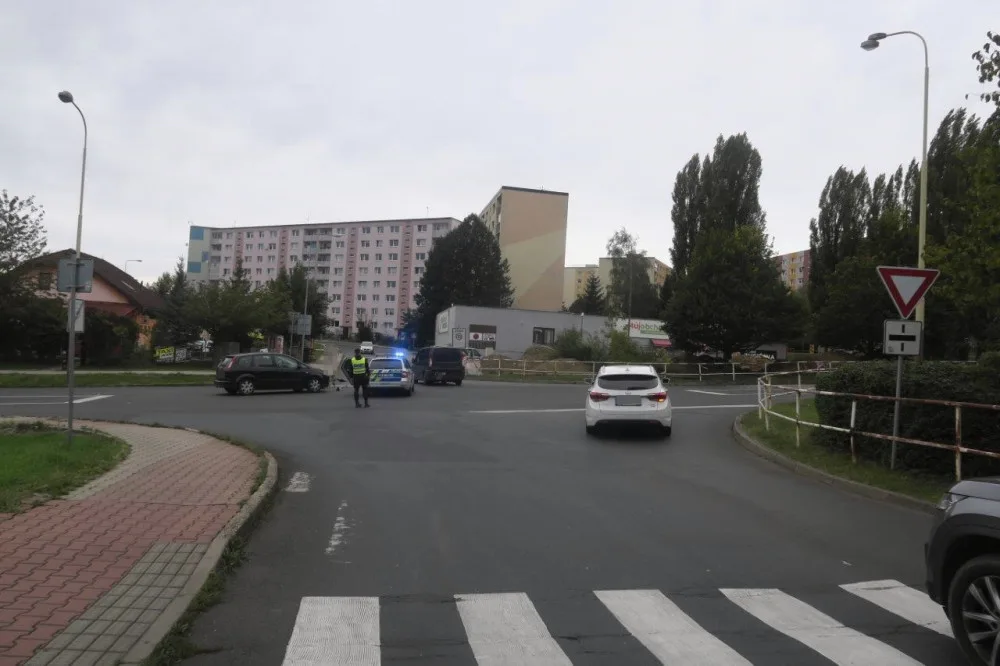 Těžce zraněný koloběžkář. Na křižovatce nedostal přednost, vrtulník ho transportoval do nemocnice