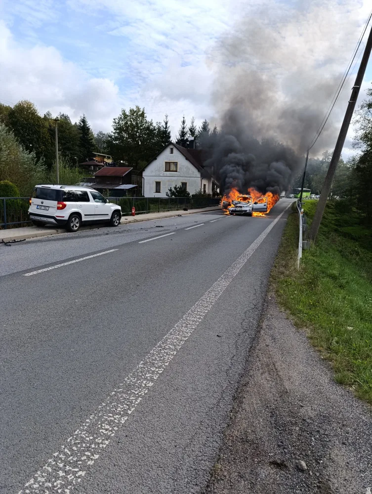 Auto v plamenech a tři zranění, jednoho transportoval do nemocnice vrtulník. To je bilance nehody v Mníšku