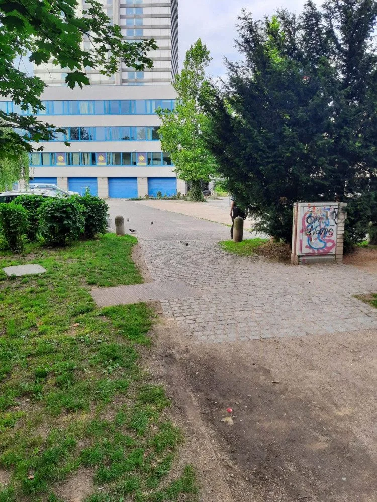 Cizinci se u sídla kraje hádali, jeden skončil v korytě Nisy. Policie žádá svědky o pomoc s rozuzlením případu