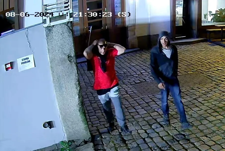 Krádež třiceti tisíc z recepce libereckého hotelu. Policie hledá dva muže