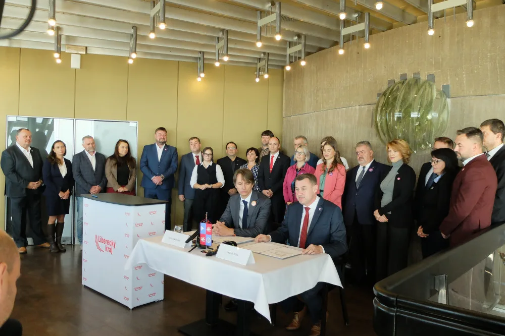 Liberecký kraj povede příští čtyři roky koalice Starostů a Spolu. Jejich zástupci na Ještědu podepsali koaliční smlouvu