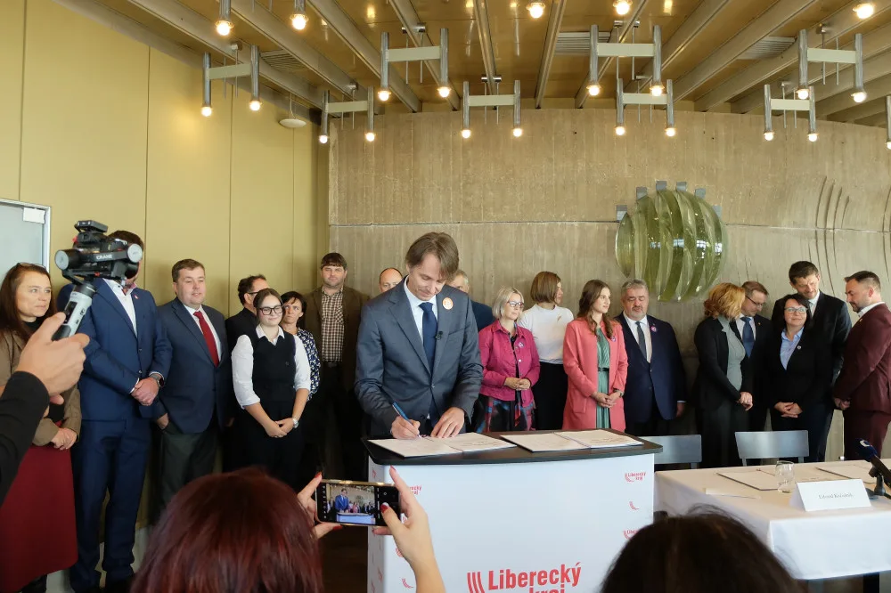 Liberecký kraj povede příští čtyři roky koalice Starostů a Spolu. Jejich zástupci na Ještědu podepsali koaliční smlouvu