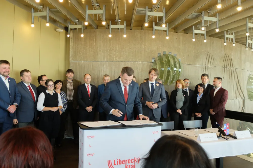 Liberecký kraj povede příští čtyři roky koalice Starostů a Spolu. Jejich zástupci na Ještědu podepsali koaliční smlouvu